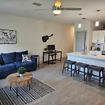 Modern Cozy Condo Facing Riverwalk W King Suite